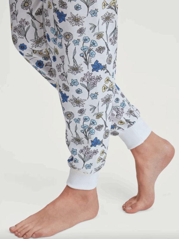Pyjama avec bords élastiques Calida Flower Nights en coloris Riviera Blue – Image 6