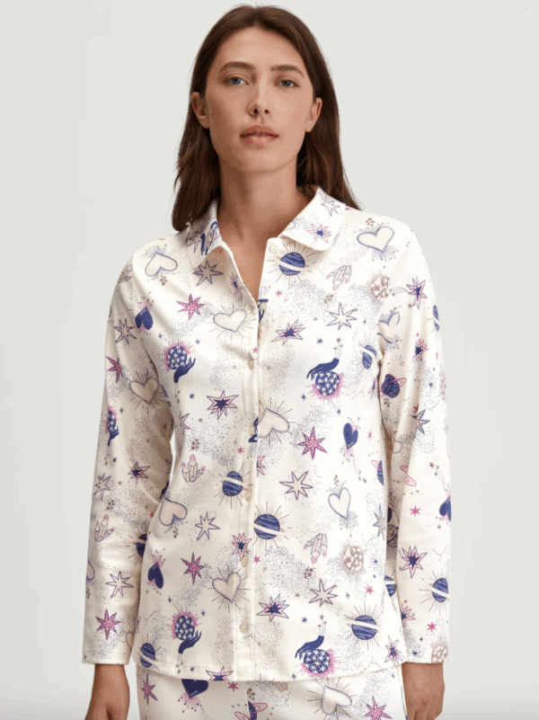 Pyjama Calida Favourites Universe en coloris Charm Cream – T-shirt manches longues à boutons & bas avec poches – Image 2