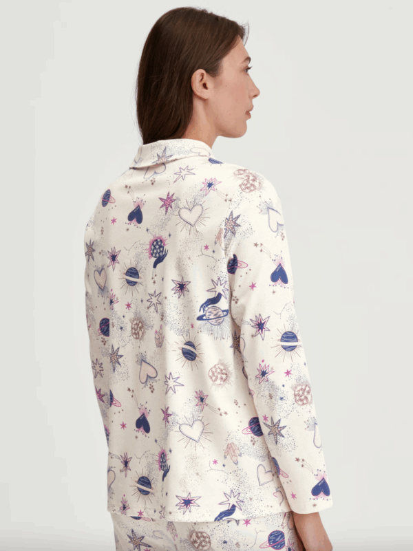 Pyjama Calida Favourites Universe en coloris Charm Cream – T-shirt manches longues à boutons & bas avec poches – Image 3