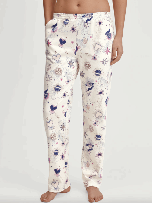 Pyjama Calida Favourites Universe en coloris Charm Cream – T-shirt manches longues à boutons & bas avec poches – Image 7