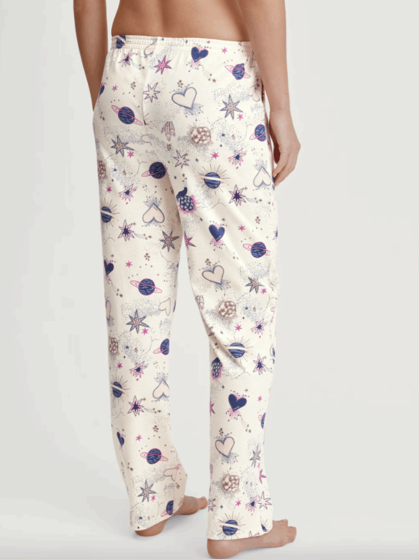 Pyjama Calida Favourites Universe en coloris Charm Cream – T-shirt manches longues à boutons & bas avec poches – Image 8