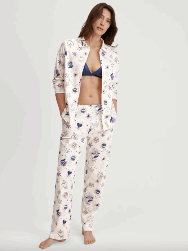 Pyjama Calida Favourites Universe en coloris Charm Cream – T-shirt manches longues à boutons & bas avec poches – Image 10