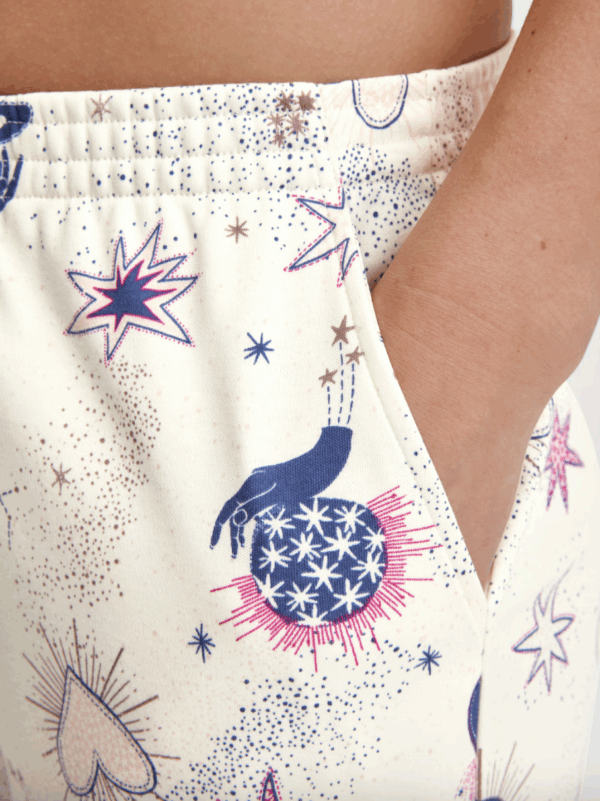 Pyjama Calida Favourites Universe en coloris Charm Cream – T-shirt manches longues à boutons & bas avec poches – Image 11