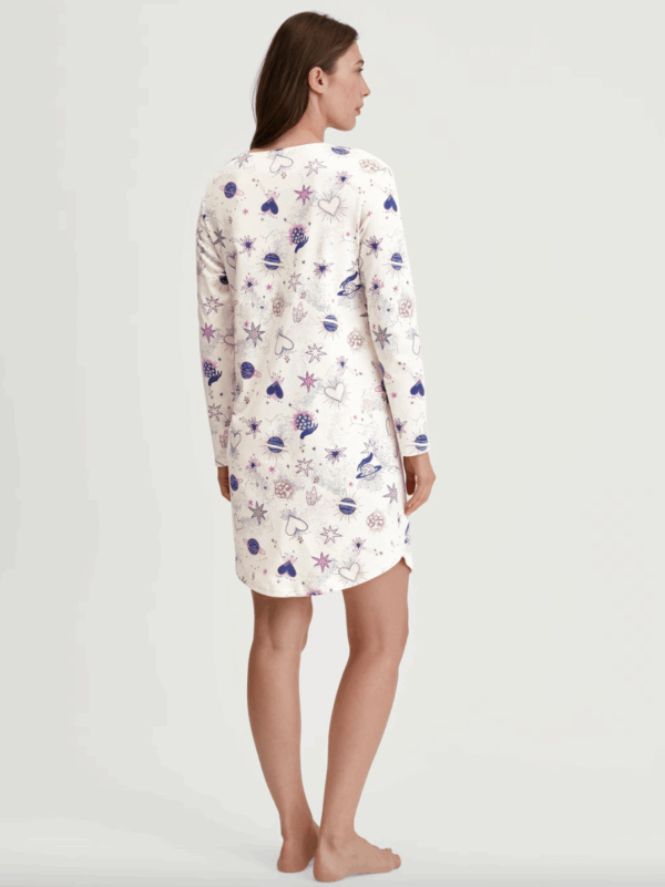 Chemise de nuit manches longues Calida Favourites Universe en coloris Charm Cream – Image 2